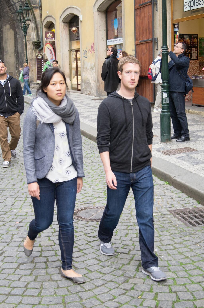 Illustration for article titled A Kolorban csapatja Zuckerberg éppen